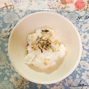 鮭フレークと塩昆布の混ぜご飯